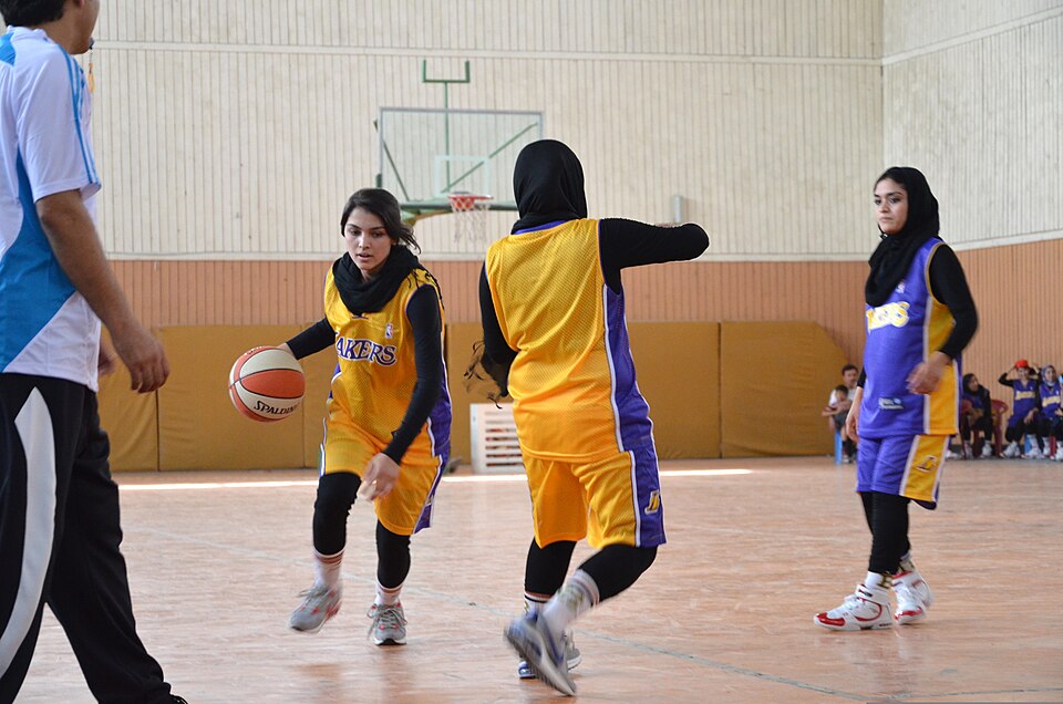 Basketball player driving to the hoop