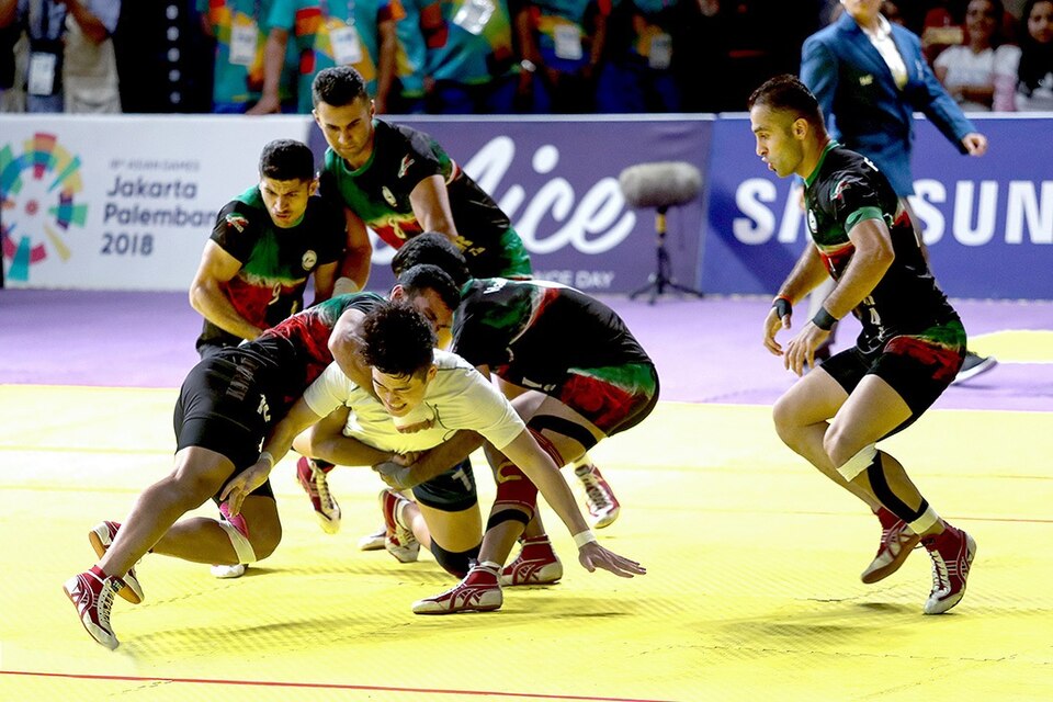 Kabaddi raid during a league match